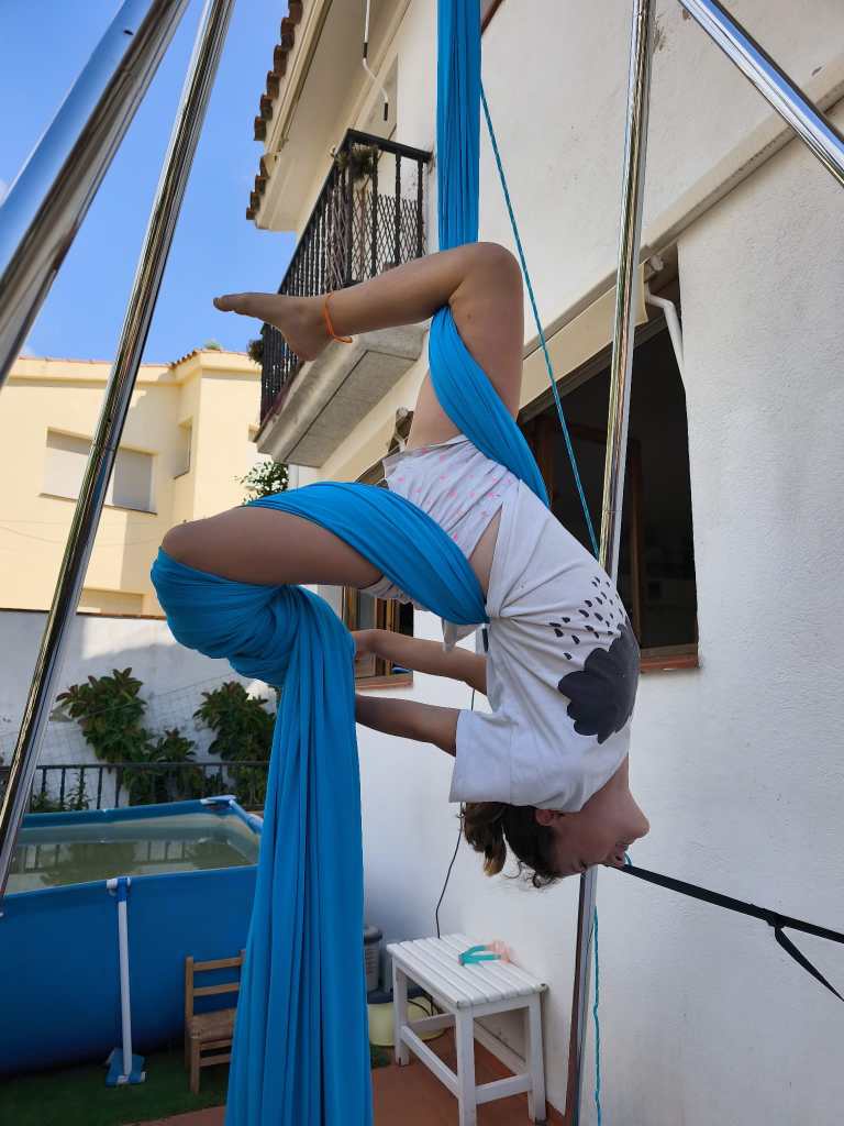 niña haciendo telas