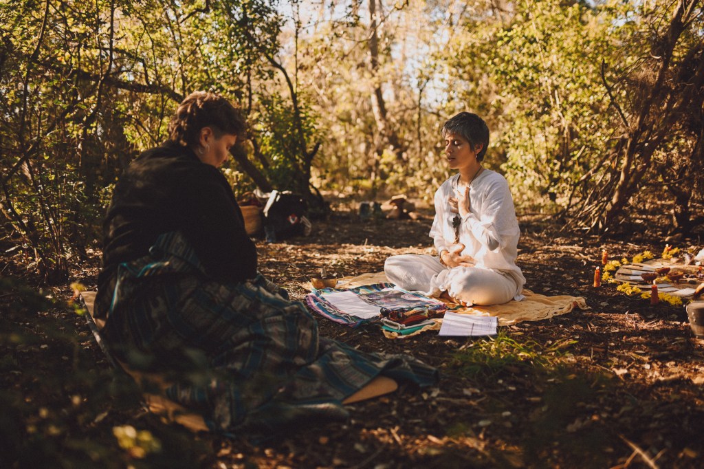 Sentada enfrente a Kai, con una mano en el vientre y otra corazón, ojos cerrados, agradecemos e integramos.