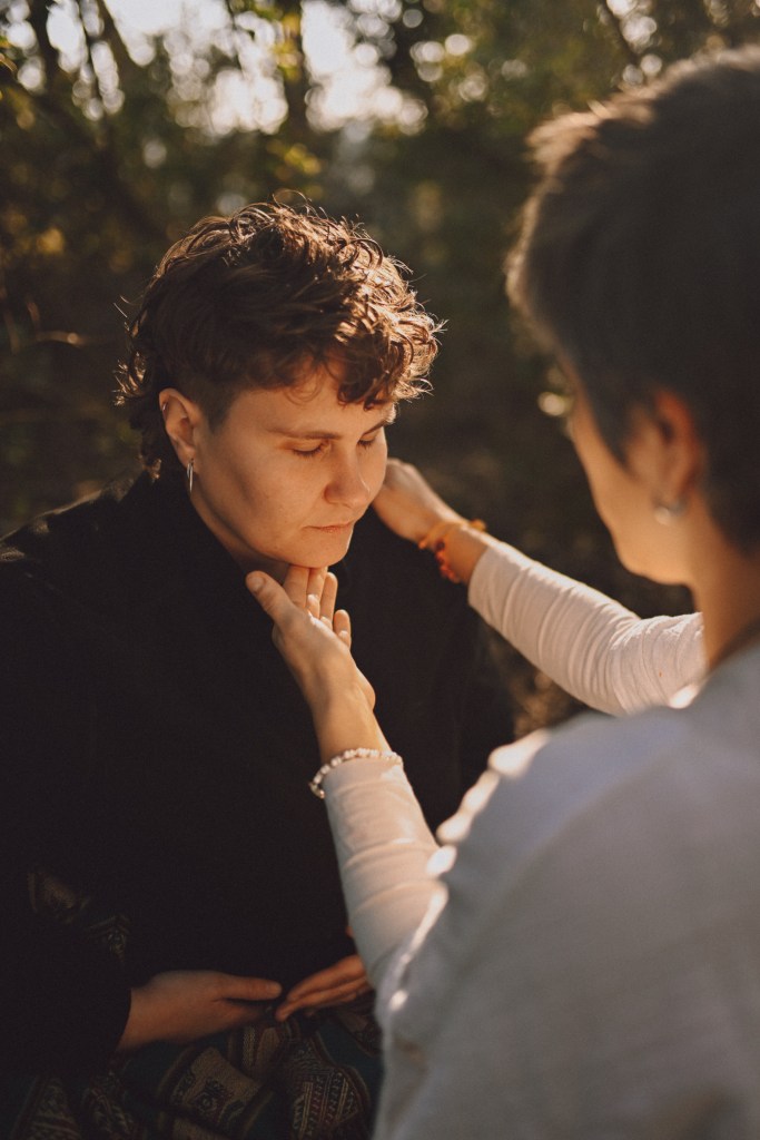 Estoy tocando a Kai con mis manos, moviendo al Amor en forma de energía que se mueve por las manos