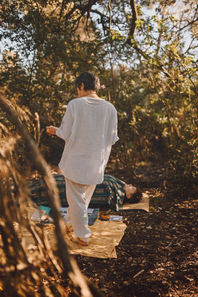 Me veo de pie en el bosque, de espaldas, Kai en el suelo, recibiendo.