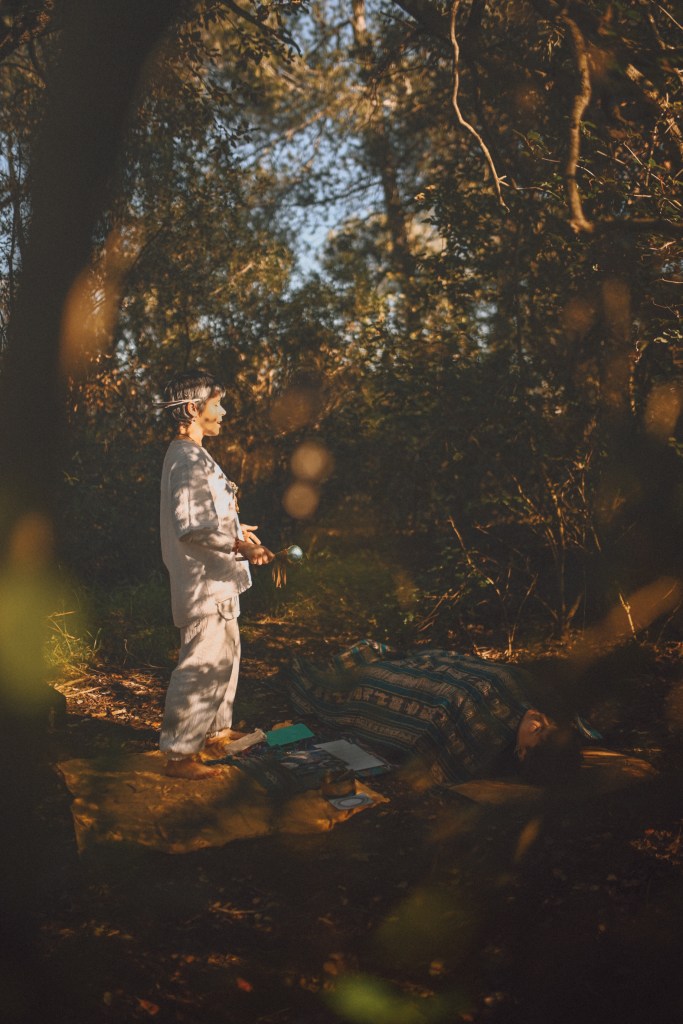 Me veo de lado, cantando y con la sonaja, Kai en el suelo, recibiendo en el mat.