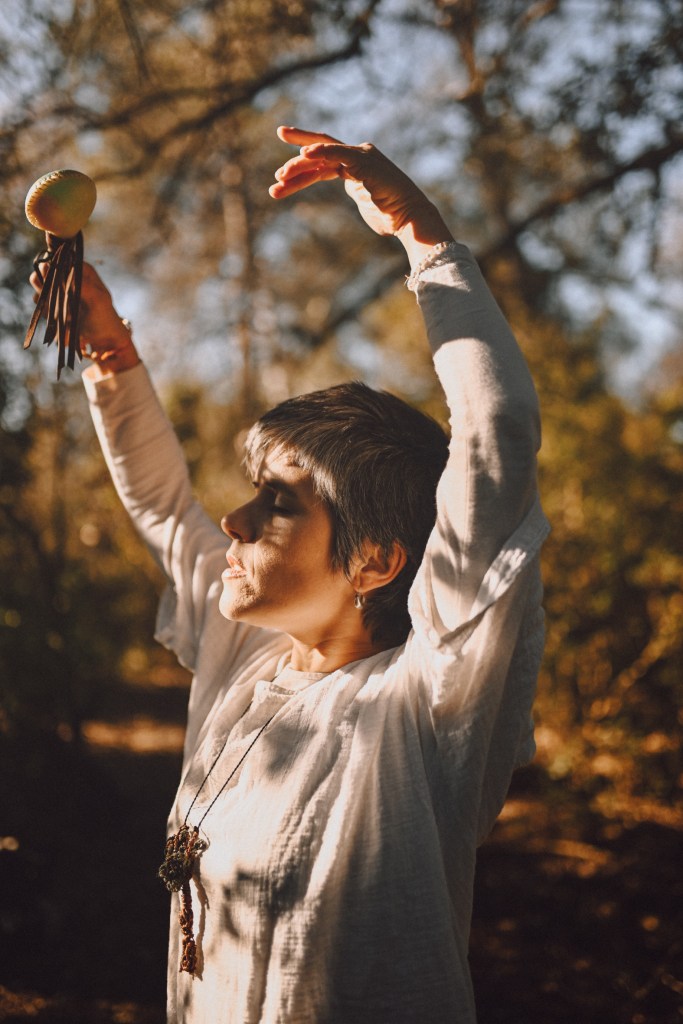 Me veo de ojos cerrados, manos, al cielo, sonaja también, pies en la Tierra.