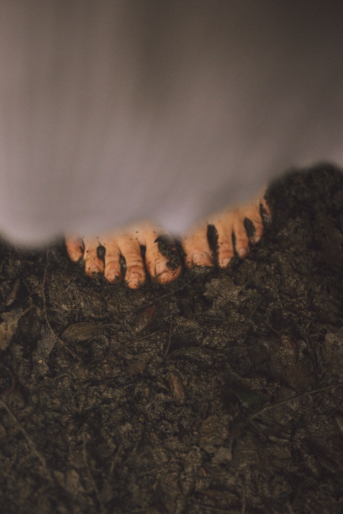 pies sobre la tierra