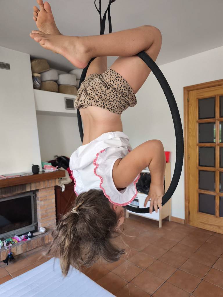 niña haciendo aro aéreo