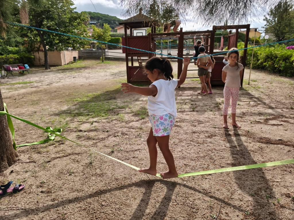 una niña haciendo equilibrio