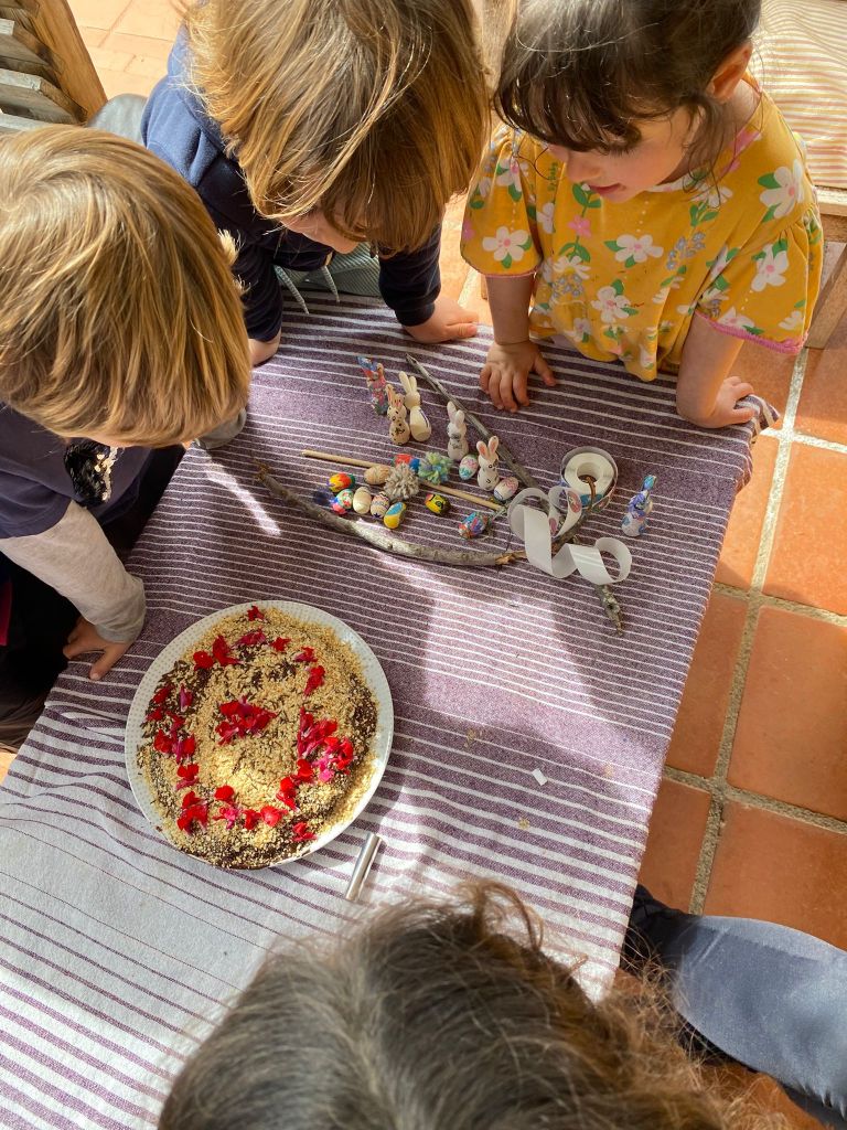 niñes mirando un pastel que cocinamos
